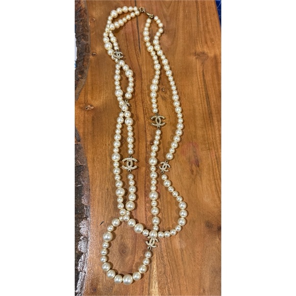 Chanel Faux Pearl & Strass CC Double Strand Rhinestone Logo Long Necklace - Picture 8 of 11
